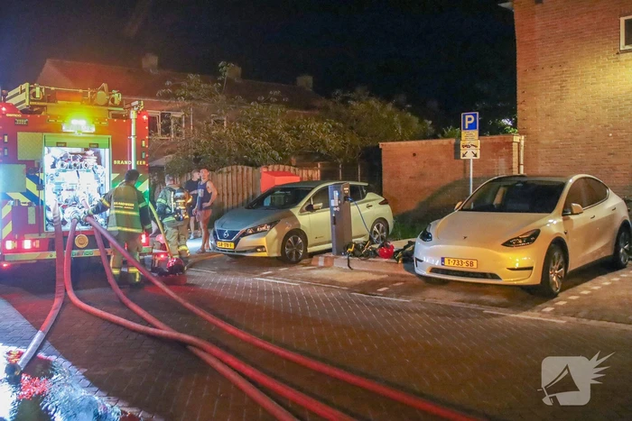 Brand na explosie bij woning