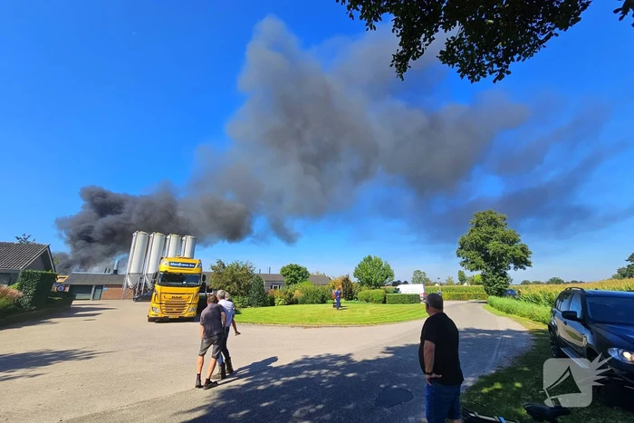 Vrachtwagen brand af nabij boerderij