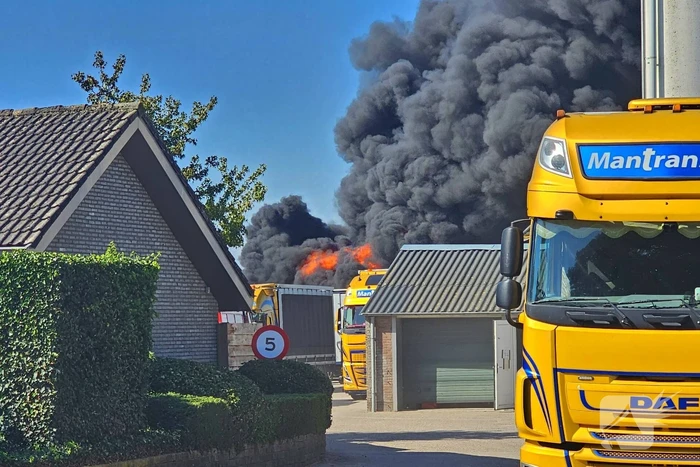 Vrachtwagen brand af nabij boerderij