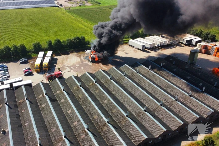 Vrachtwagen brand af nabij boerderij