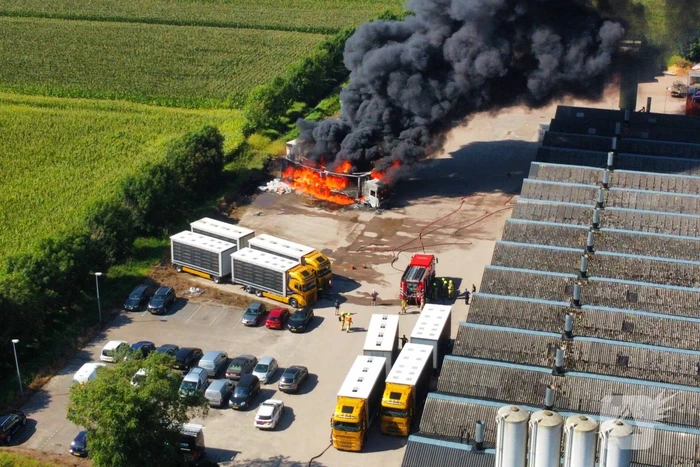 Vrachtwagen brand af nabij boerderij