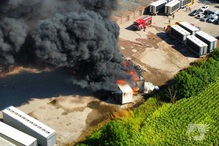 Vrachtwagen brand af nabij boerderij