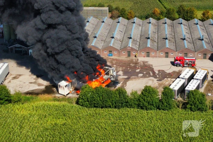 Vrachtwagen brand af nabij boerderij