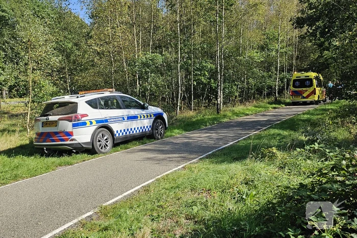 Scooterrijder onderuit op fietspad