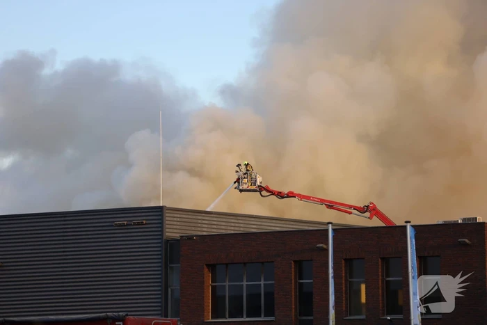 Flinke rookontwikkeling bij zeer grote brand