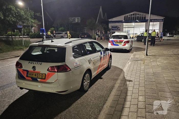 Bestuurder mist bocht en ramt hek