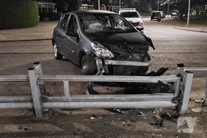 Bestuurder mist bocht en ramt hek