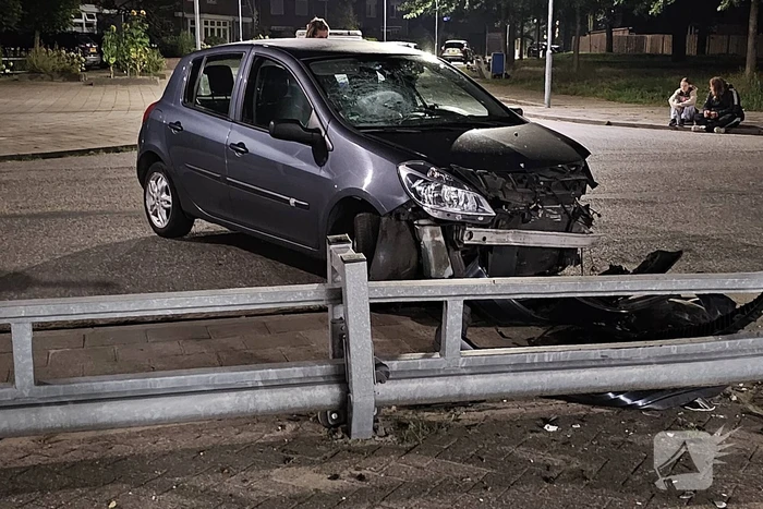 Bestuurder mist bocht en ramt hek