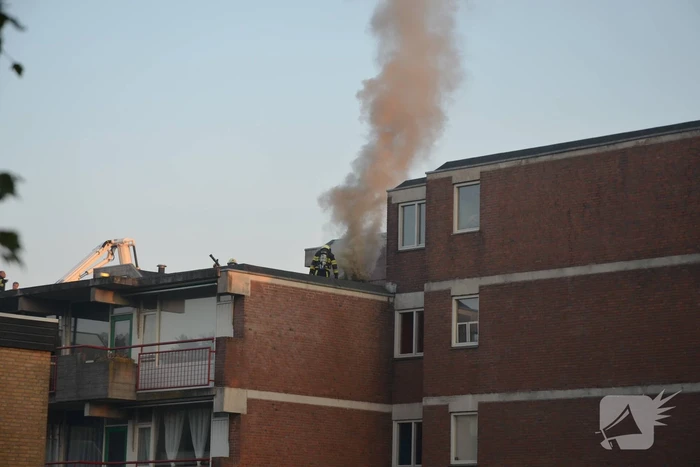 Hevige brand op dak van flatgebouw