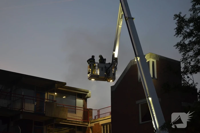 Hevige brand op dak van flatgebouw
