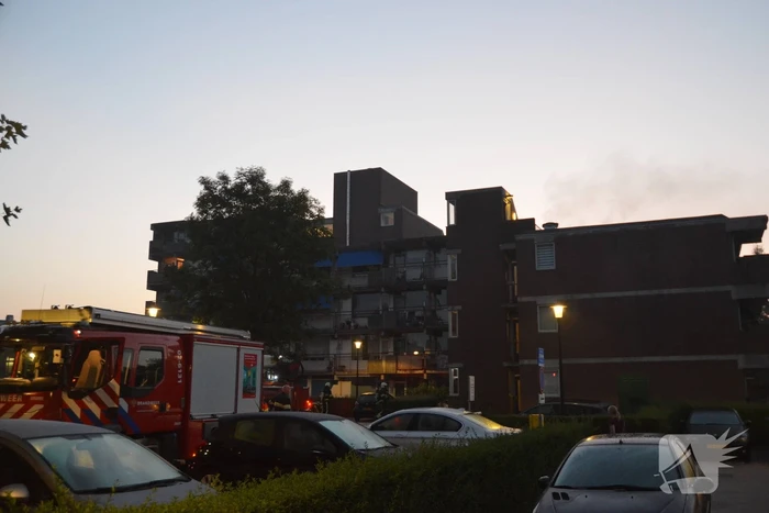 Hevige brand op dak van flatgebouw