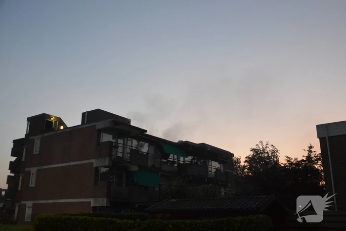 Hevige brand op dak van flatgebouw