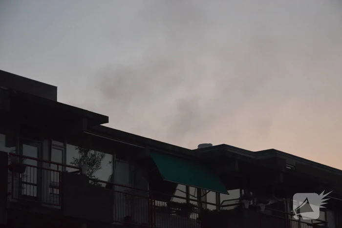 Hevige brand op dak van flatgebouw