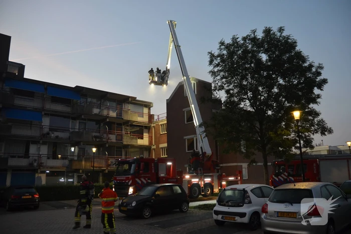 Hevige brand op dak van flatgebouw