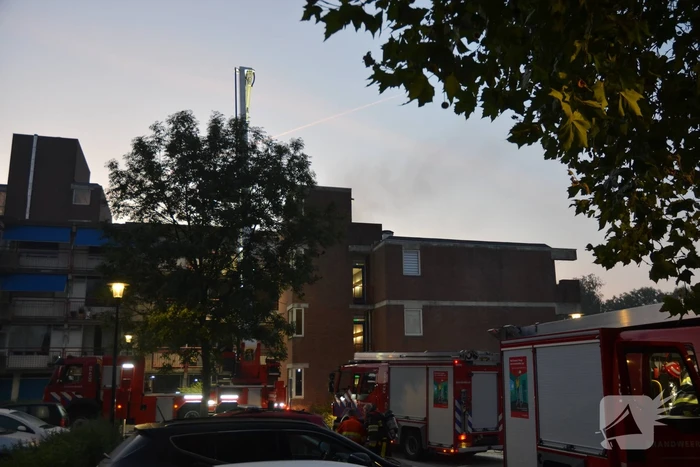Hevige brand op dak van flatgebouw