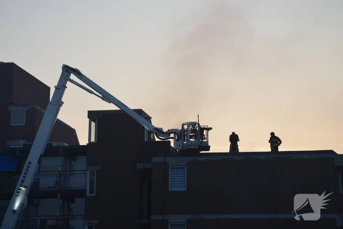 Hevige brand op dak van flatgebouw
