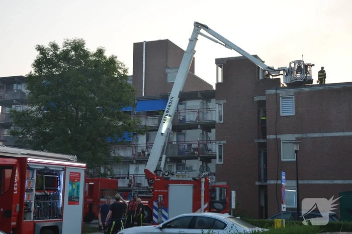 Hevige brand op dak van flatgebouw