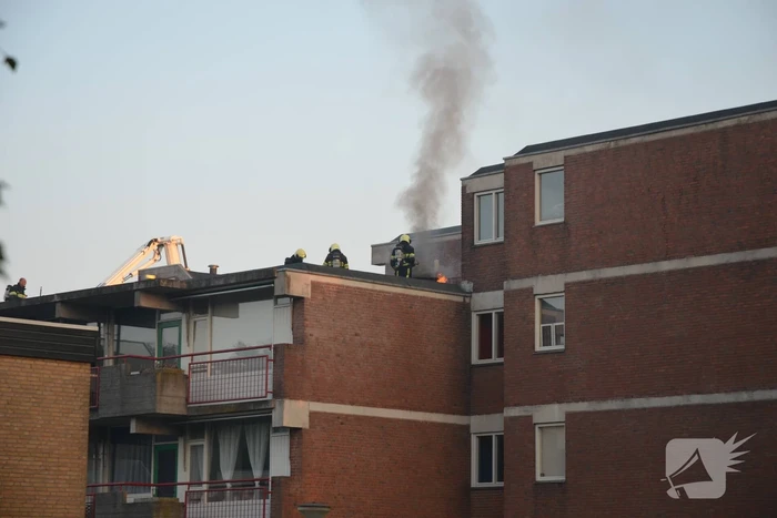 Hevige brand op dak van flatgebouw