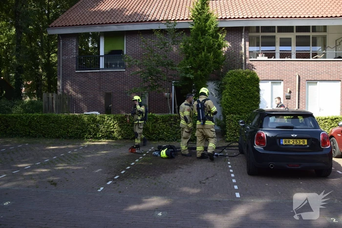 Brandweer forceert deur voor woningbrand