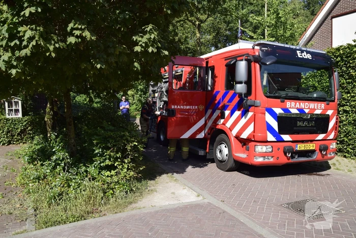 Brandweer forceert deur voor woningbrand