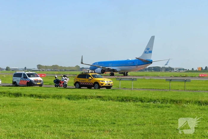 Politie verricht onderzoek bij luchthaven