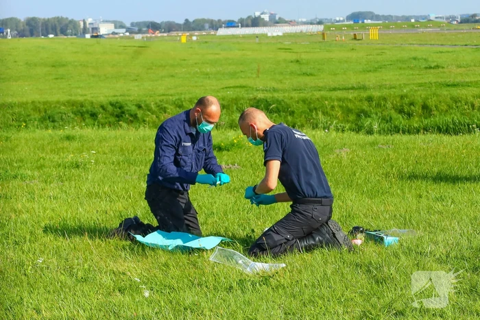 Politie verricht onderzoek bij luchthaven