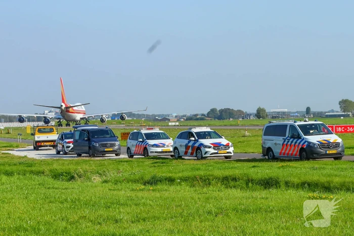 Politie verricht onderzoek bij luchthaven