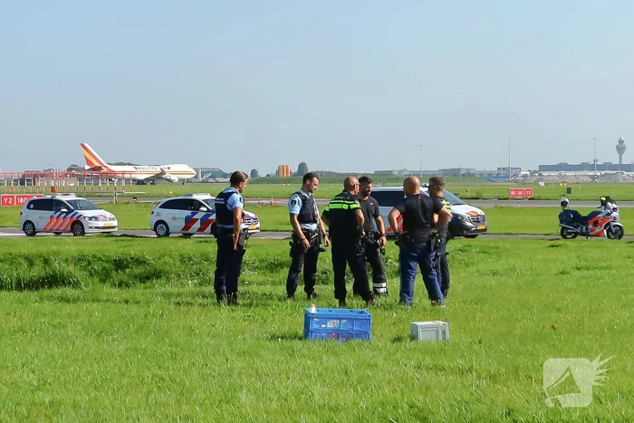 Politie verricht onderzoek bij luchthaven