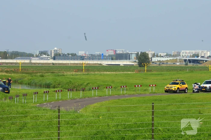 Politie verricht onderzoek bij luchthaven