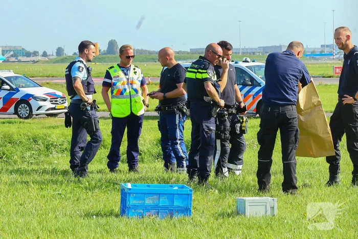 Politie verricht onderzoek bij luchthaven