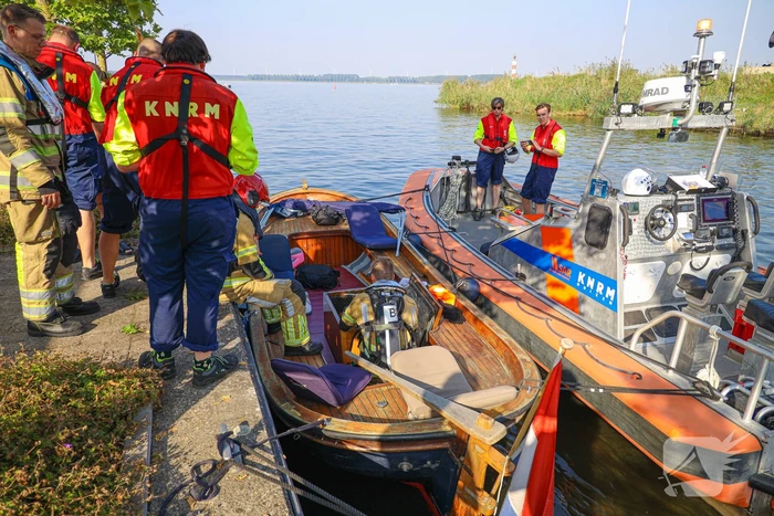Motor van sloep oververhit op Gooimeer