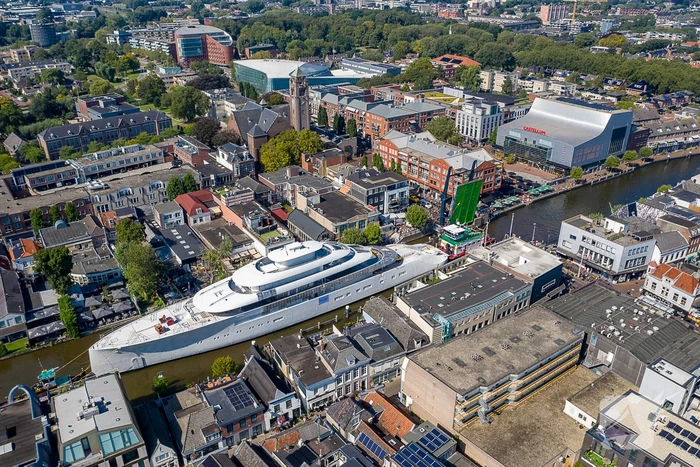Gigantisch jacht wurmt zich door Alphen aan den Rijn
