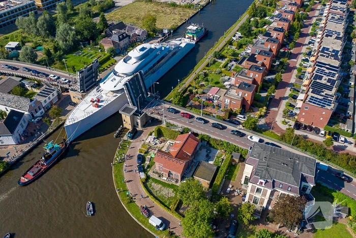 Gigantisch jacht wurmt zich door Alphen aan den Rijn