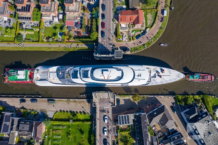 Gigantisch jacht wurmt zich door Alphen aan den Rijn