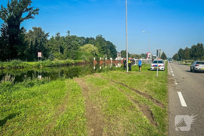 BMW verdwijnt volledig onder water