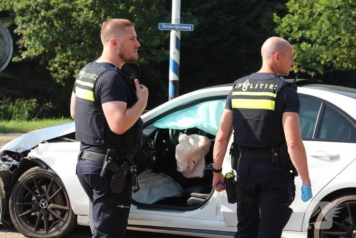 Automobilist botste op paal