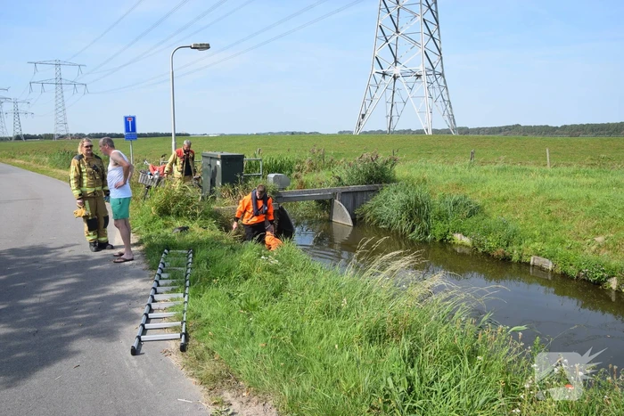 Fietser door omstanders uit water gehaald