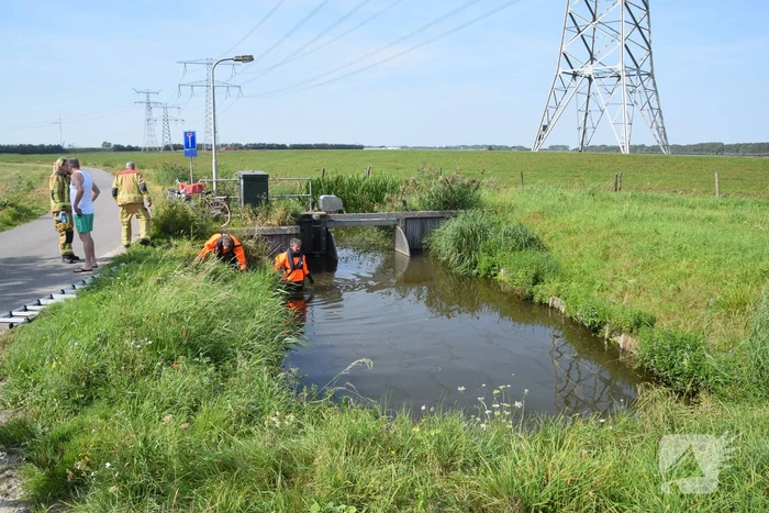 Fietser door omstanders uit water gehaald