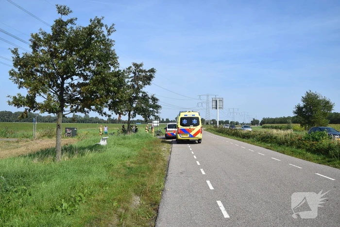 Fietser door omstanders uit water gehaald