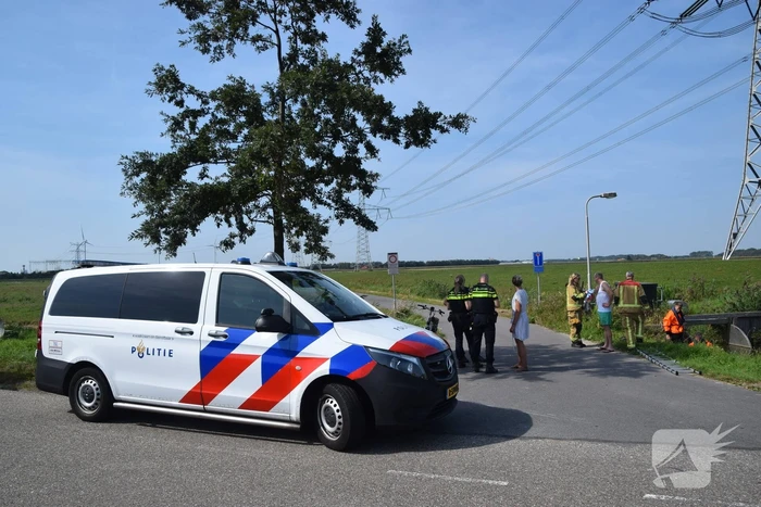Fietser door omstanders uit water gehaald
