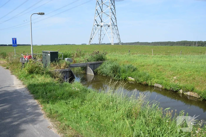 Fietser door omstanders uit water gehaald