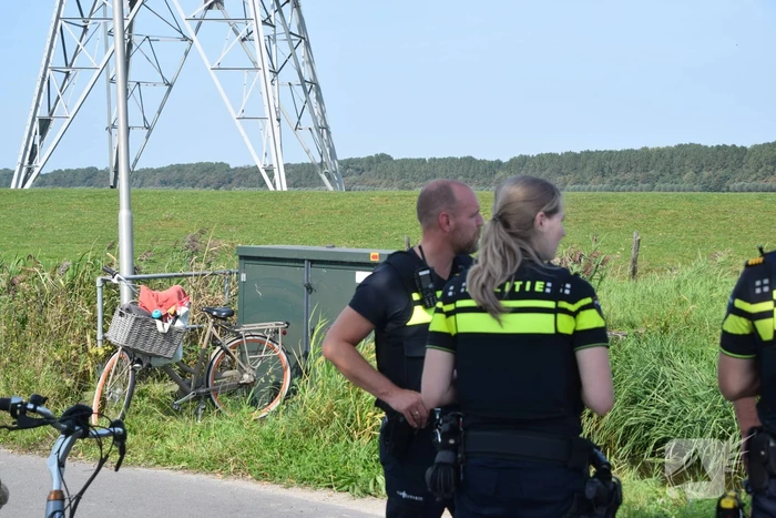 Fietser door omstanders uit water gehaald