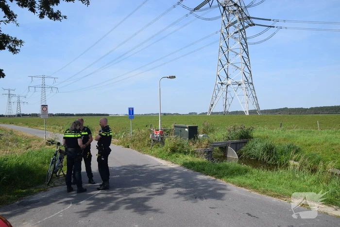Fietser door omstanders uit water gehaald