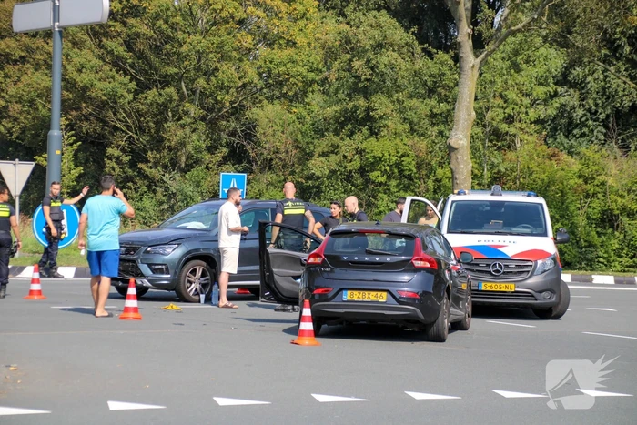 Personenauto's in botsing op kruising