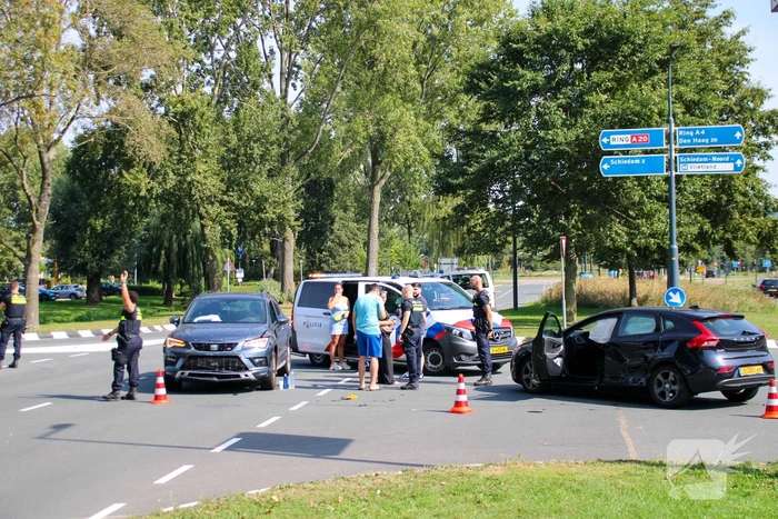 Personenauto's in botsing op kruising