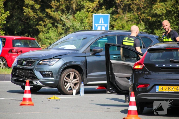 Personenauto's in botsing op kruising