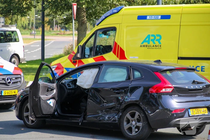 Personenauto's in botsing op kruising