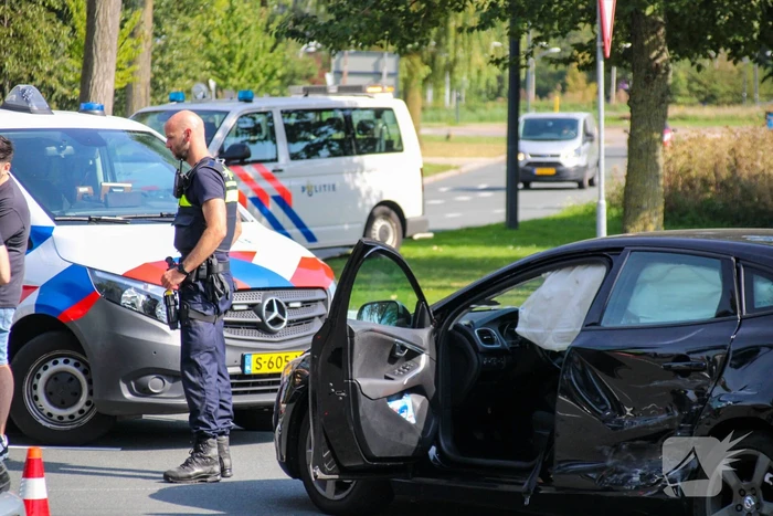 Personenauto's in botsing op kruising