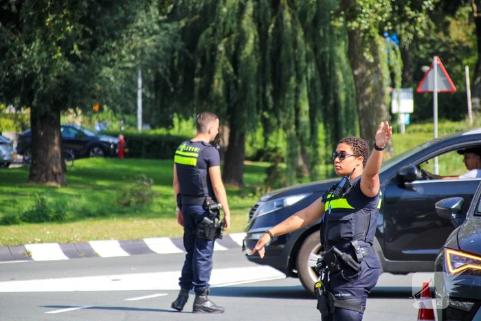 Personenauto's in botsing op kruising