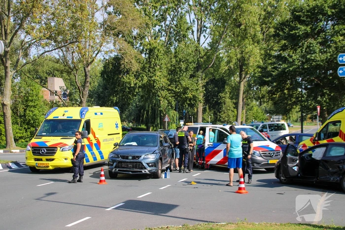 Personenauto's in botsing op kruising